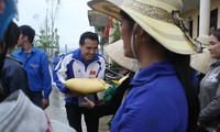 L’Union de la jeunesse pour la ville de Hanoï viennent en aide aux sinistrés des crues au Centre